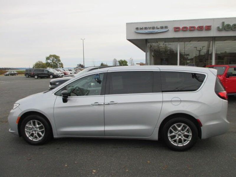 Used 2024 Chrysler Pacifica Touring LImage 13