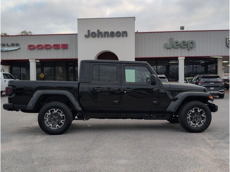 New 2026 Jeep Gladiator Sahara 4x4Image 6