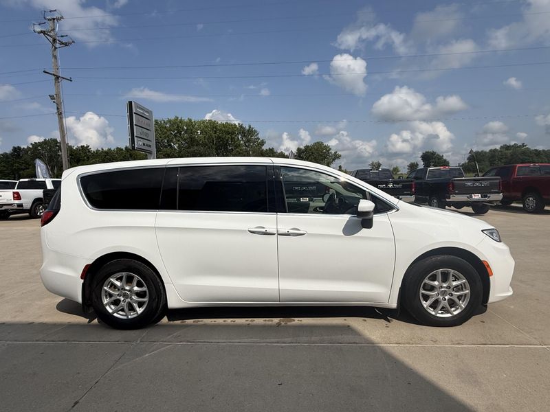 Used 2023 Chrysler Pacifica Touring LImage 35