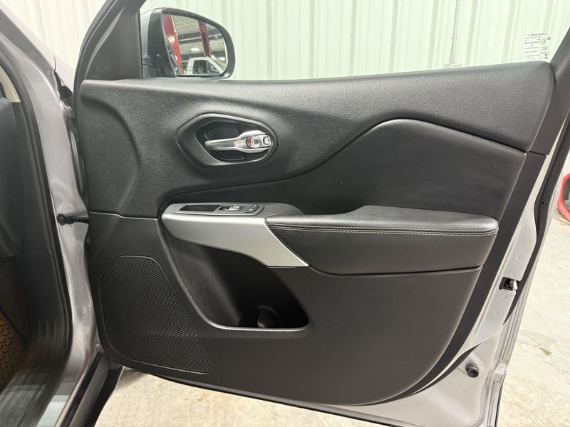 Used 2018 Jeep Cherokee Latitude PlusImage 14