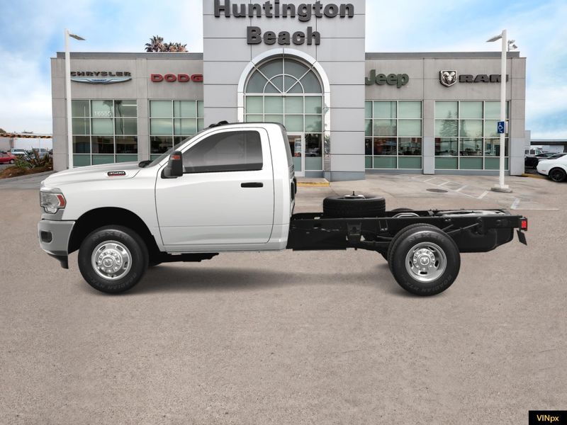2023 RAM 3500 Chassis Cab Tradesman/SLTImage 3