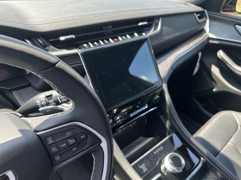 New 2025 Jeep Grand Cherokee L Limited 4x4Image 25