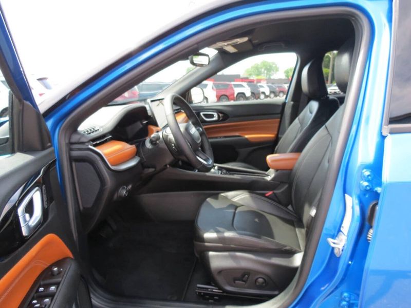 Used 2025 Jeep Compass Limited 4x4 4dr SUVImage 11