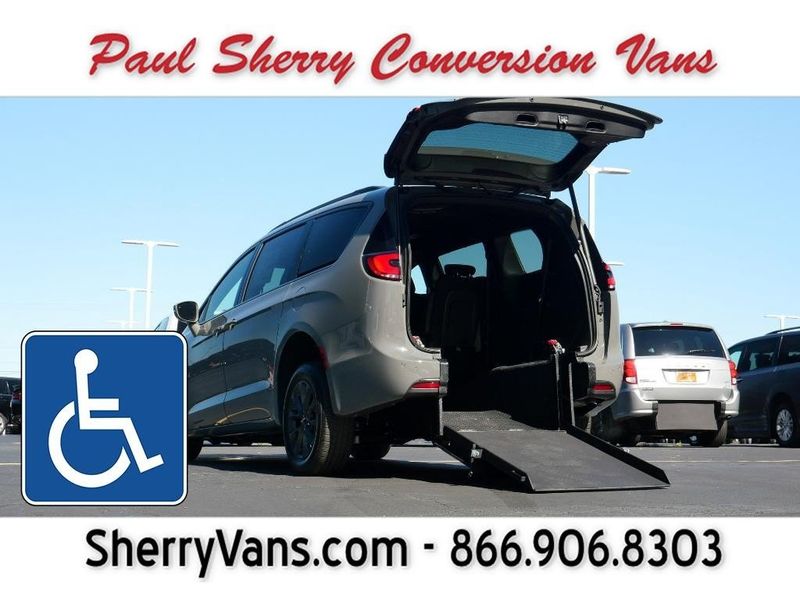 2022 Chrysler Pacifica Touring SImage 1