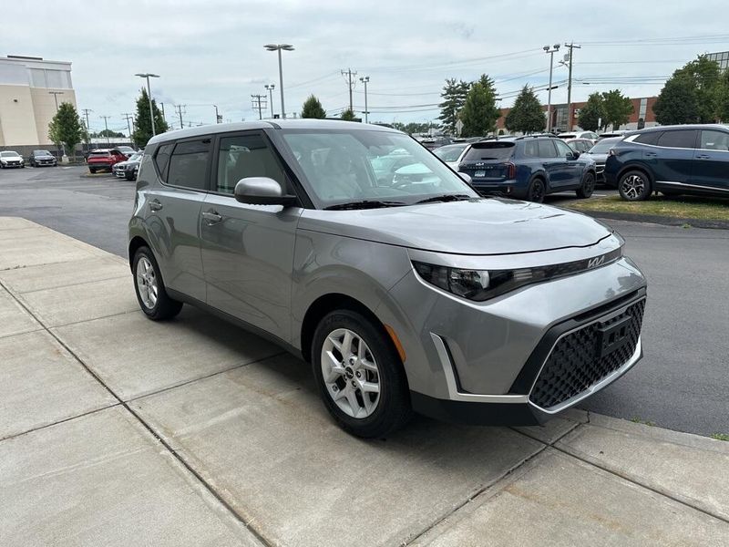 2023 Kia Soul LXImage 3