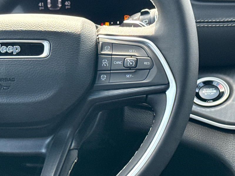 New 2026 Jeep Grand Cherokee Laredo 4x2
