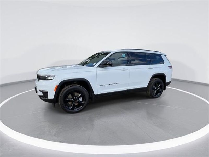 2025 Jeep Grand Cherokee Limited photo 3