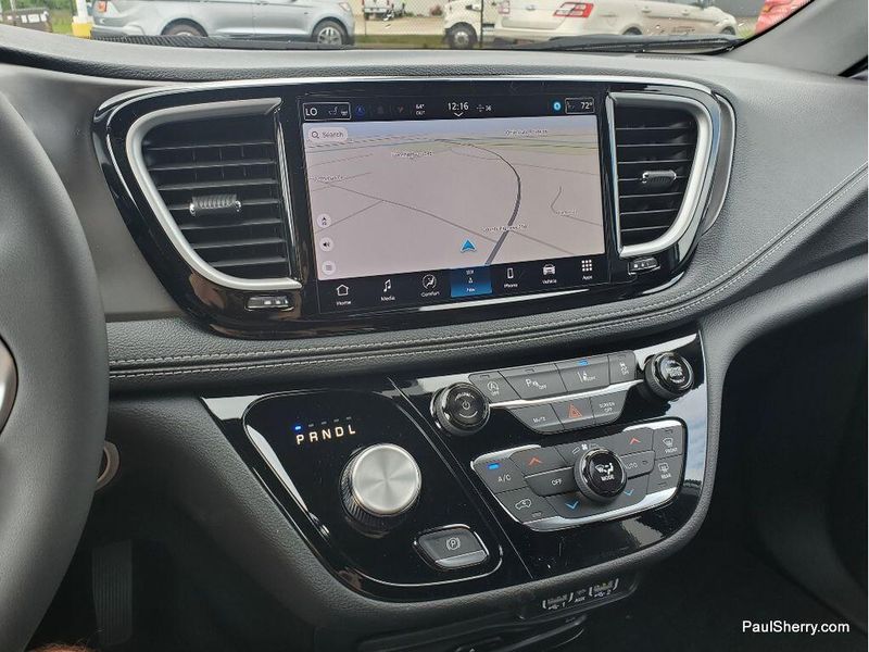 New 2025 Chrysler Pacifica SelectImage 29
