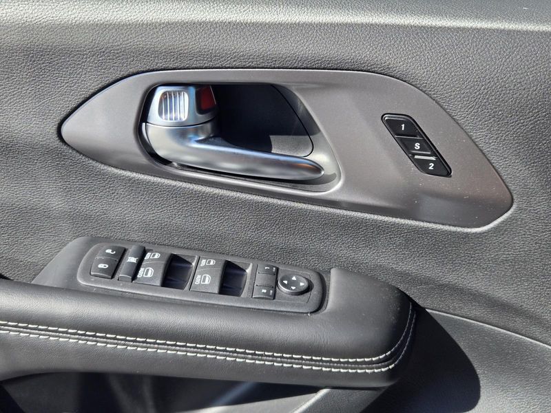 New 2026 Chrysler Pacifica Select