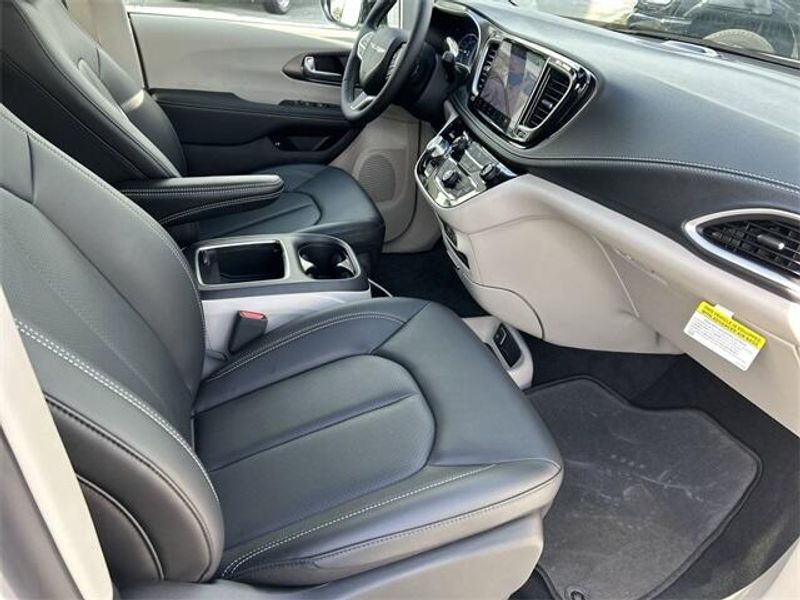 New 2024 Chrysler Pacifica Plug-in Hybrid SelectImage 12