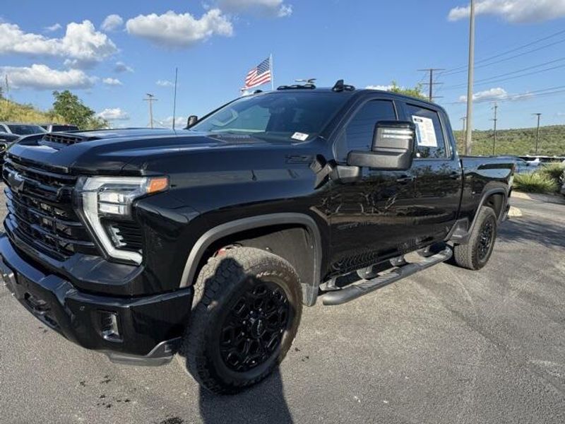 2024 Chevrolet Silverado 2500HD LT photo 2