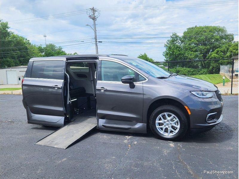 Used 2022 Chrysler Pacifica Touring L