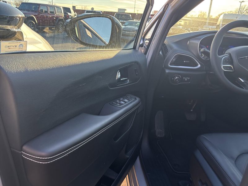 New 2026 Chrysler Pacifica SelectImage 21