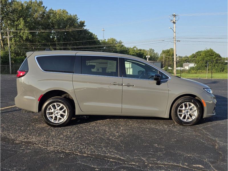 Used 2025 Chrysler Pacifica Select