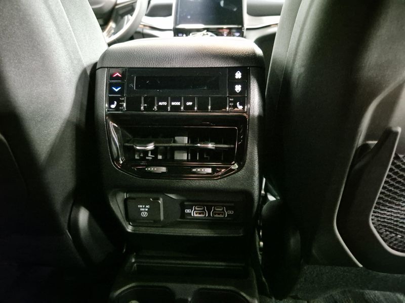 New 2025 Jeep Grand Cherokee L Limited 4x4Image 9
