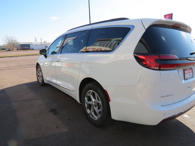 2023 Chrysler Pacifica Limited 4dr Mini VanImage 7