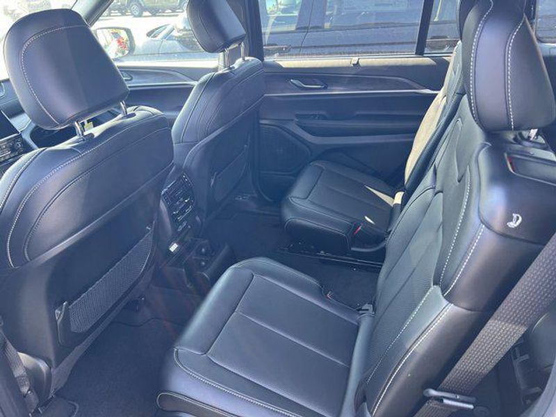 New 2025 Jeep Grand Cherokee L Limited 4x4Image 16