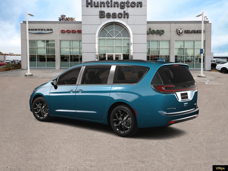 2023 Chrysler Pacifica Limited AWDImage 4