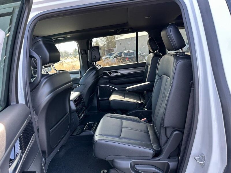 2025 Jeep Wagoneer Series II photo 13