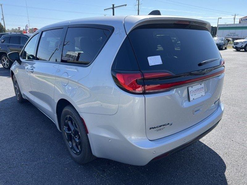 2023 Chrysler Pacifica Plug-in Hybrid Touring LImage 5