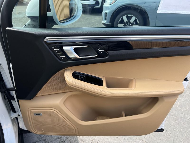 Used 2017 Porsche Macan BaseImage 25