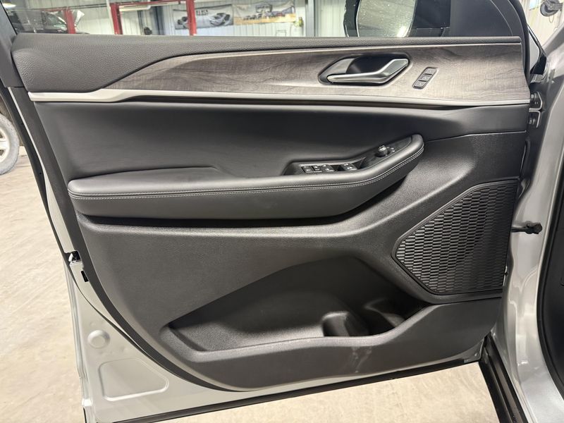 New 2025 Jeep Grand Cherokee L Limited 4x4Image 23