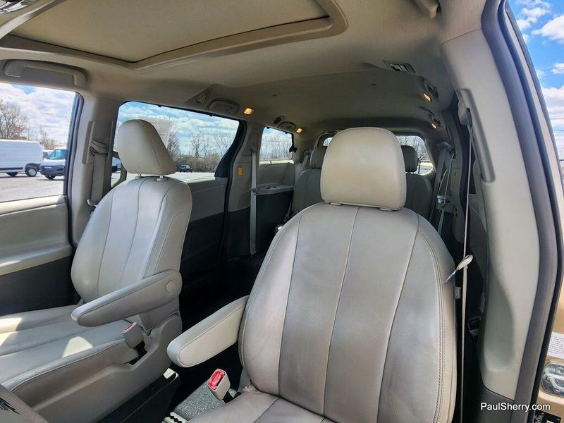 2014 Toyota Sienna XLEImage 30