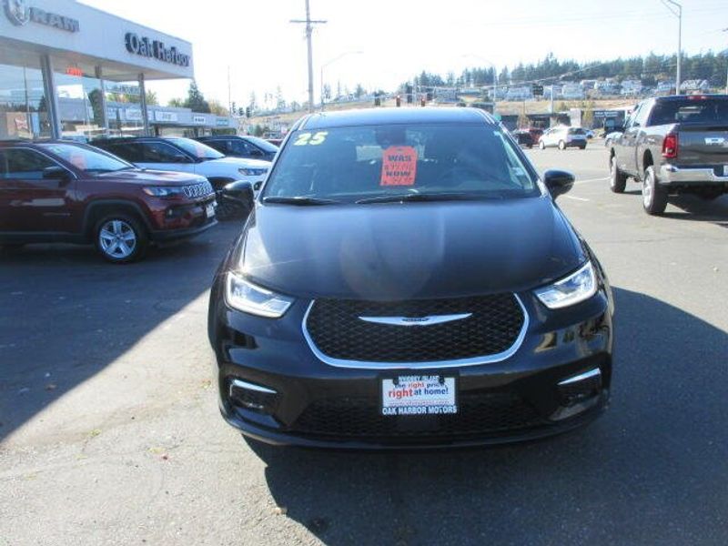 Used 2025 Chrysler Pacifica SelectImage 3