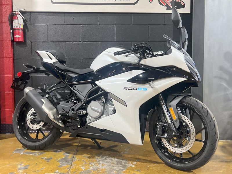 2025 CFMOTO 300SS Image 10