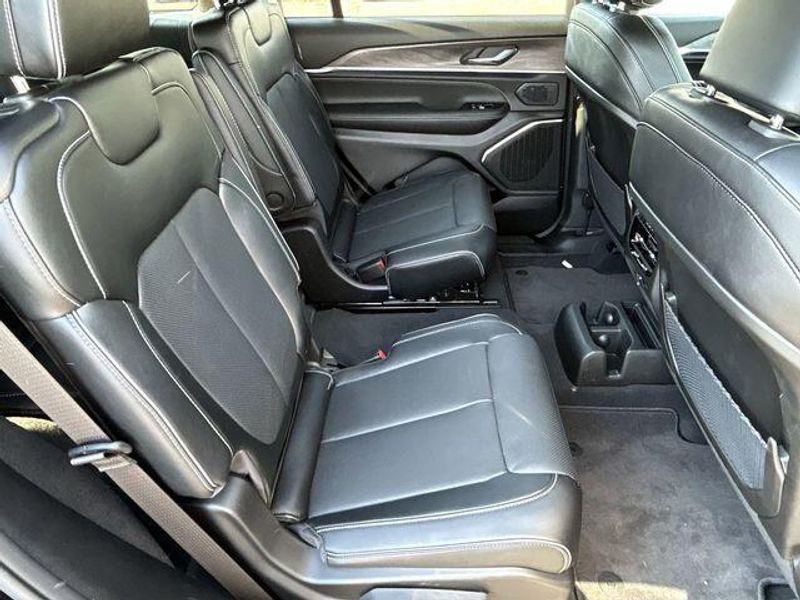 New 2024 Jeep Grand Cherokee L Overland 4x4Image 17