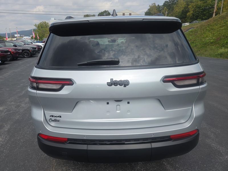 2025 Jeep Grand Cherokee Altitude photo 2
