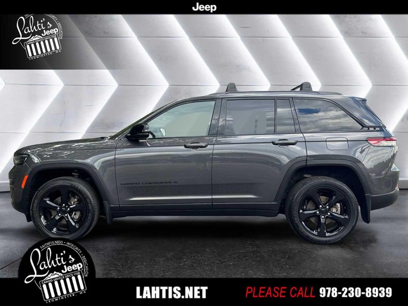2023 Jeep Grand Cherokee Altitude photo 3