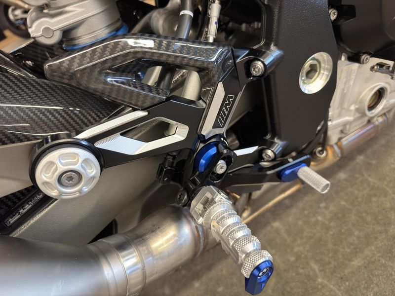2025 BMW M 1000 R - WHITE ALUMINUM METALLIC MATTE  