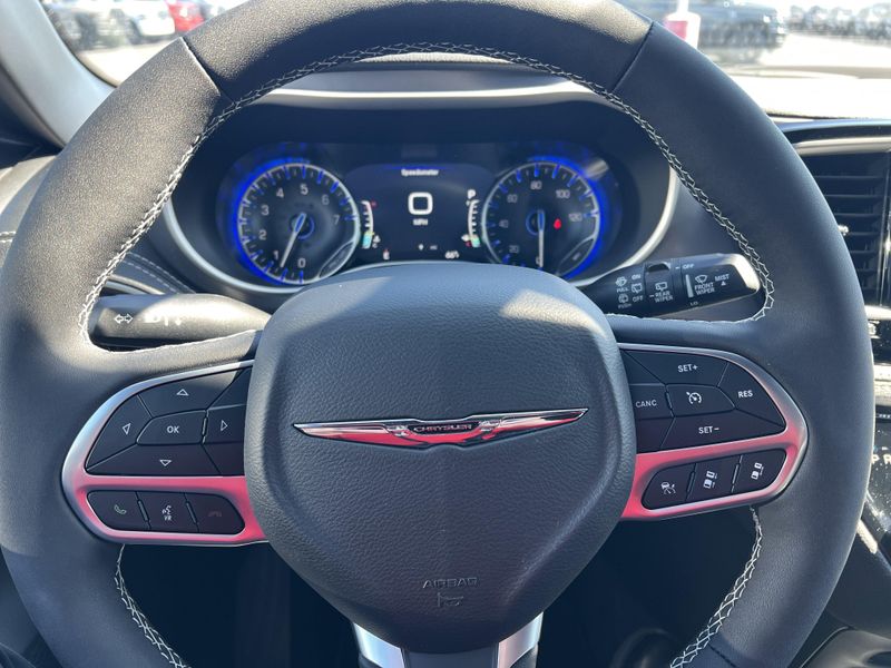 New 2026 Chrysler Pacifica SelectImage 19