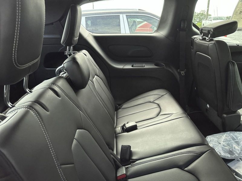 2023 Chrysler Pacifica Touring LImage 18