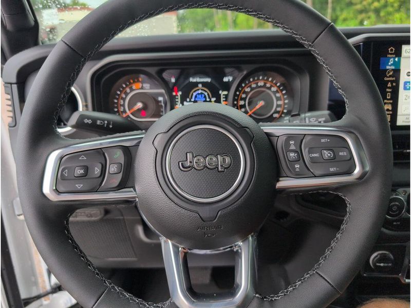 New 2025 Jeep Wrangler 4-door SaharaImage 23