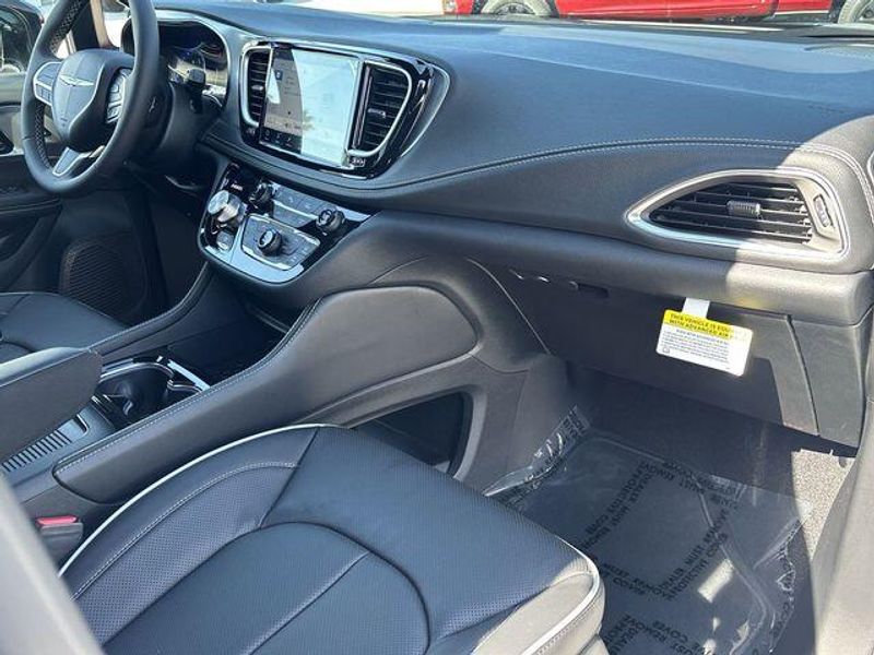 New 2026 Chrysler Pacifica LimitedImage 13