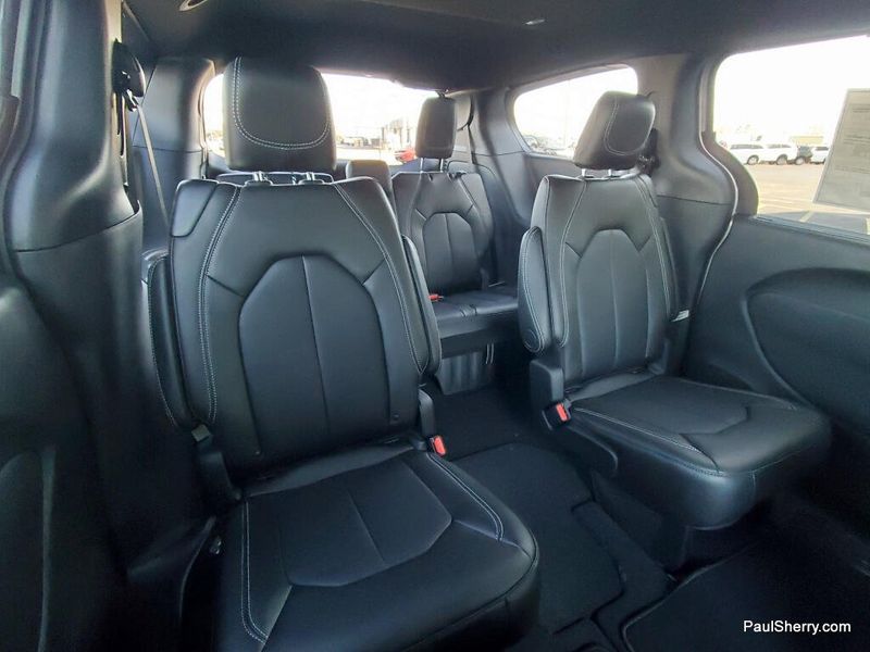 New 2026 Chrysler Pacifica Select