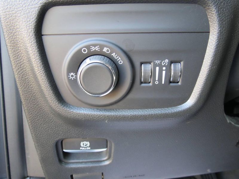 Used 2022 Jeep Grand Cherokee L Laredo 4x4 4dr SUVImage 13