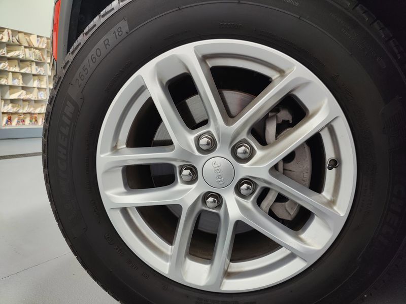 Used 2024 Jeep Grand Cherokee Laredo X Lux Tech V6 4x4Image 25