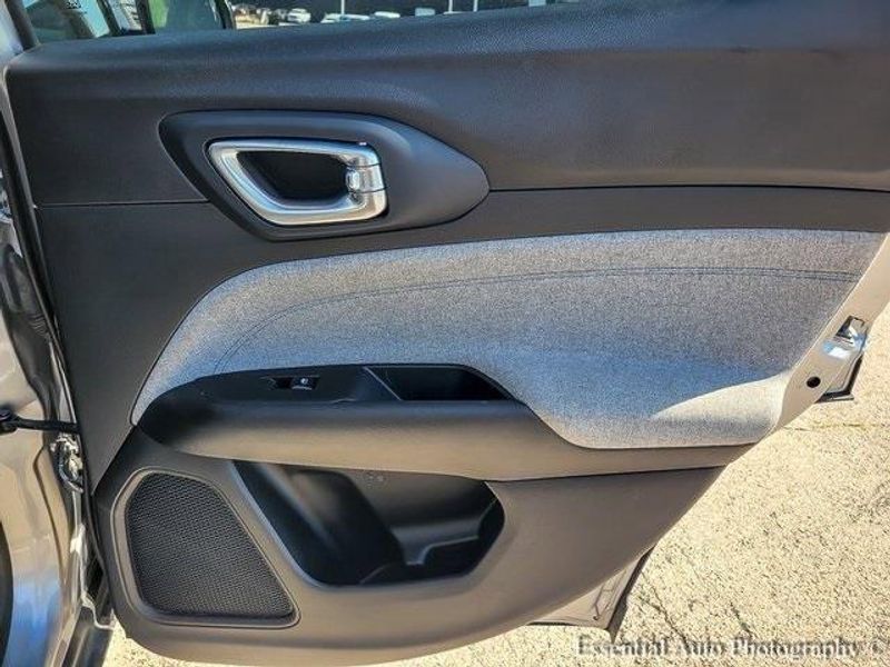 2024 Jeep Compass Latitude photo 17