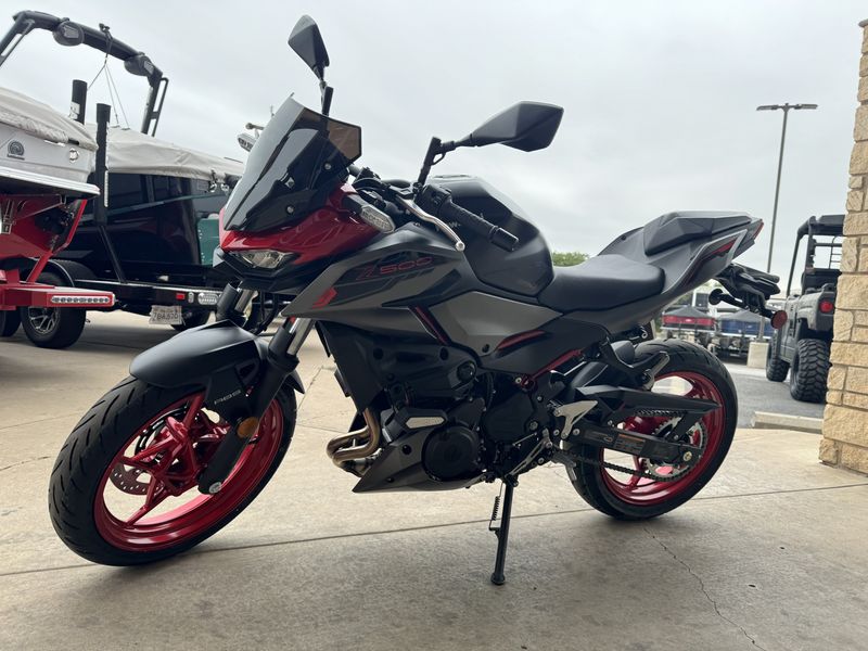 2024 Kawasaki Z500 SE ABS CANDY PERSIMMON RED AND METALLIC FLAT SPARK BLACK AND METALLIC MATTE GRAPHENESTEEL GRAYImage 10