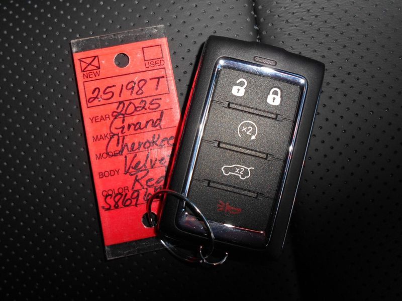 2025 Jeep Grand Cherokee Summit Reserve 4x4Image 10