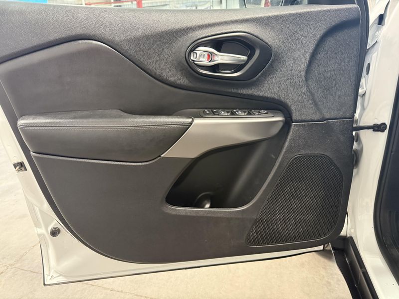 Used 2021 Jeep Cherokee Latitude PlusImage 23