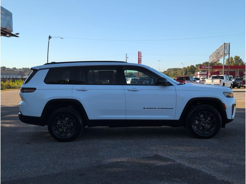 New 2027 Jeep Grand Cherokee L Laredo Altitude 4x2Image 6