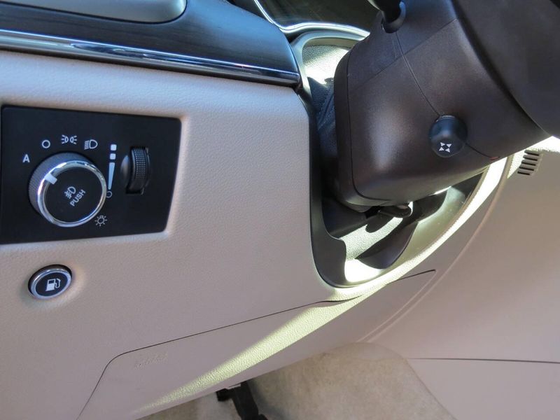 Used 2017 Jeep Grand Cherokee Overland 4x4 4dr SUVImage 9