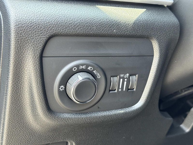 New 2026 Jeep Grand Cherokee Laredo Altitude 4x2