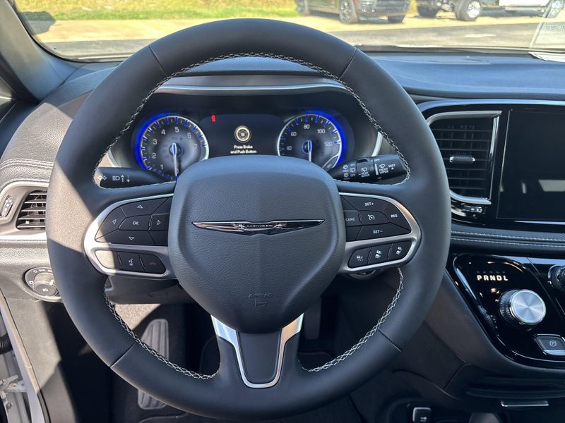 New 2026 Chrysler Pacifica SelectImage 28