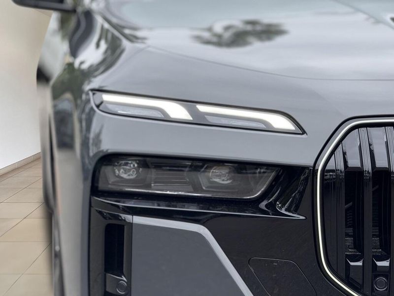2025 BMW 7 Series 760i xDriveImage 12