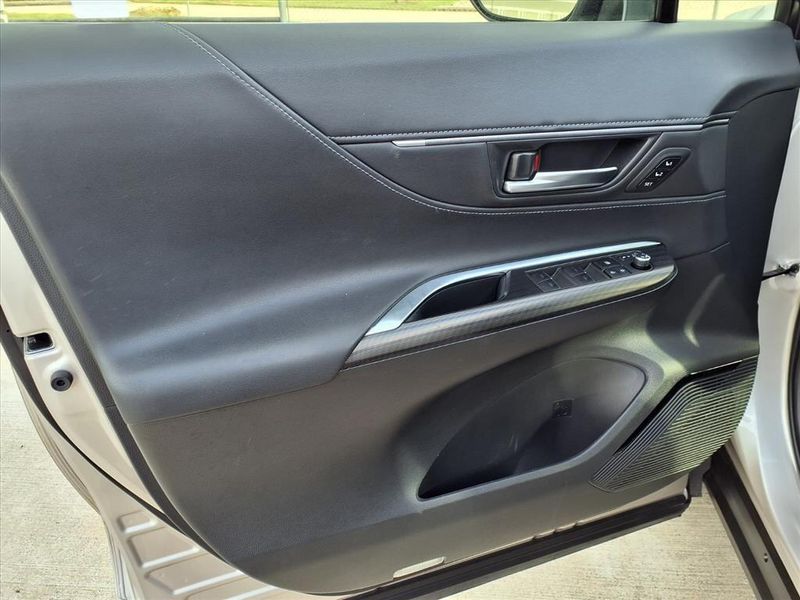 Used 2022 Toyota Venza XLEImage 16